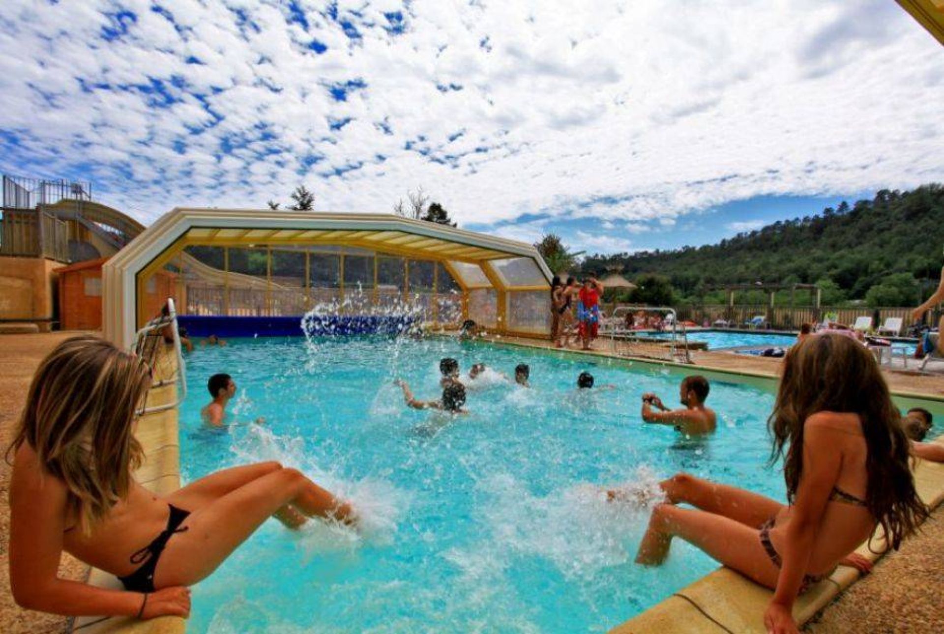 Camping piscine couverte Dordogne - CAMPING DOMAINE DES CHENES VERTS ...